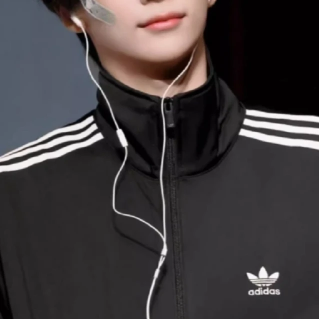 adidas阿迪达斯~~三叶草男装夹克外套2024春新款跑步运动服IT2491