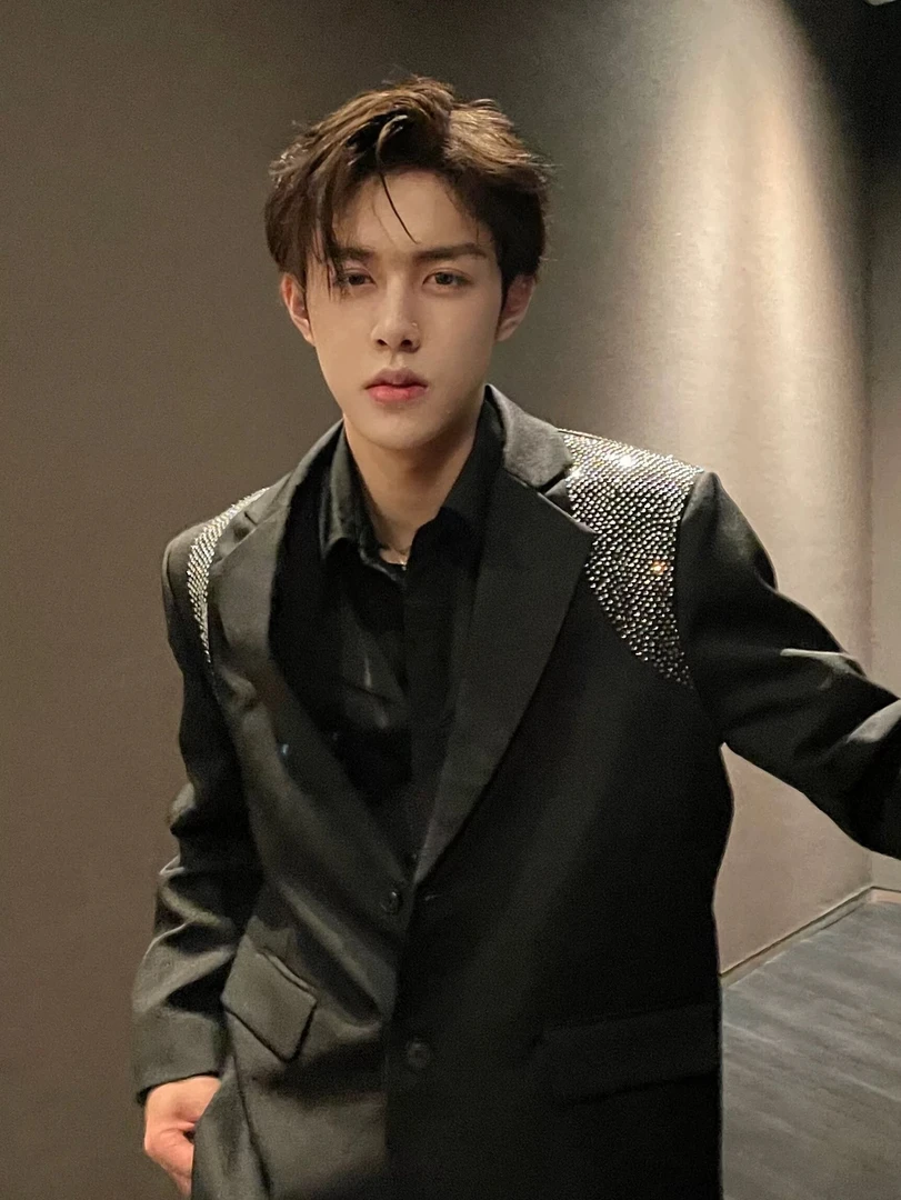 嘉伟6019小众设计高级感烫钻男宽松韩版潮流痞帅垫肩休闲西服男生