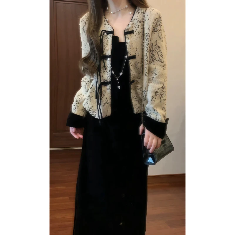 新中式国潮轻国风盘扣压花短款外套搭配黑色丝绒吊带连衣裙两件套