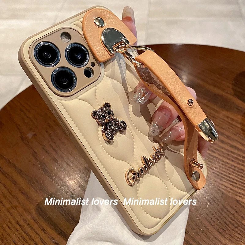 女款小熊手腕带水波纹iPhone15promax手机壳12防摔苹果14保护套13