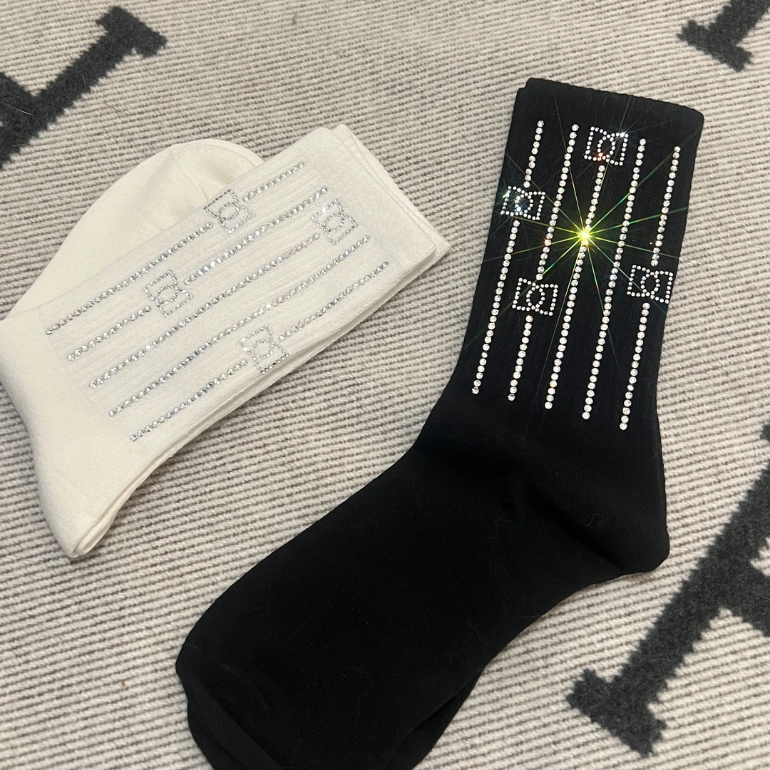 DIMDEVL/汀黛 ins百搭黑白纯棉双D烫钻logo中筒烫钻短袜四季袜子