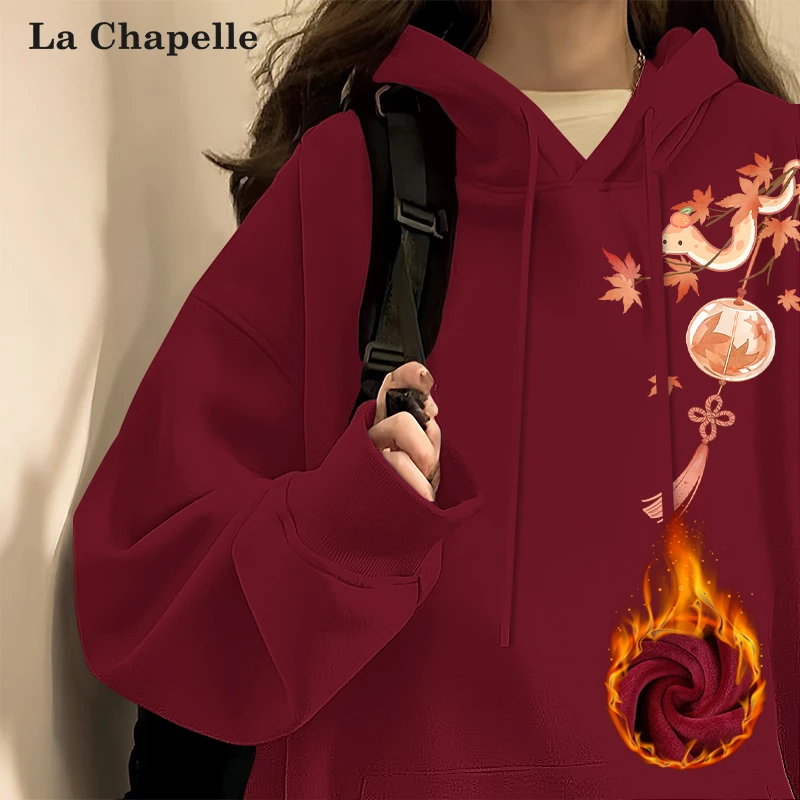 拉夏贝尔酒红色卫衣女秋冬2025蛇年本命年衣服加绒显瘦正肩厚上衣