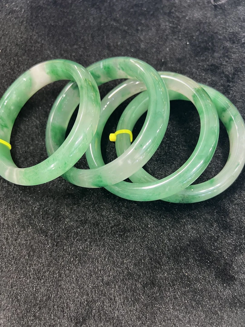 独龙玉高冰胶感飘绿手镯，多样性发一条