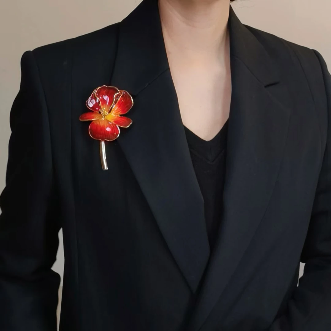 铜合金胸针 轻奢复古珐琅彩简约大气红色鸢尾花胸针精致高档百搭