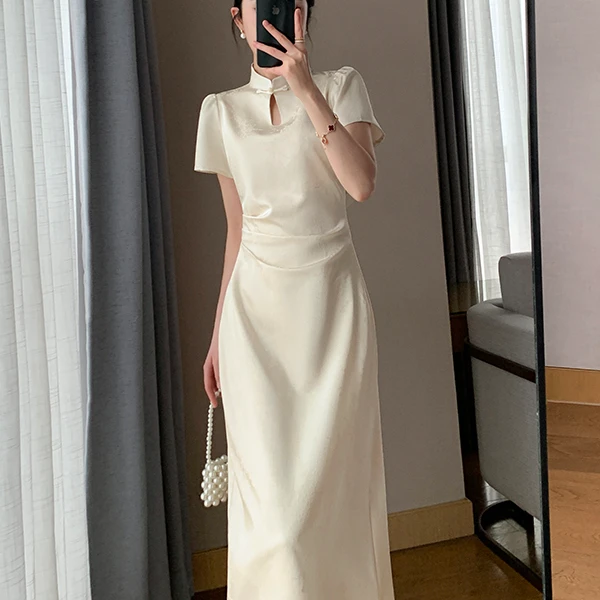 果哥家新中式米白色连衣裙女2024夏季新款超好看显瘦缎面改良旗袍