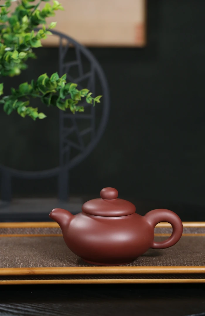 玉笠壶，容量300cc，由杨柳云选用60目龙血砂手工制作。