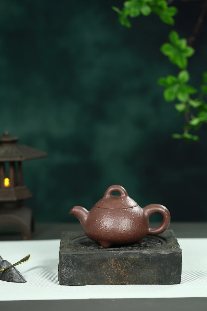 福瓢壶，容量250CC，由羊建鹏选用8目老紫泥手工制作。