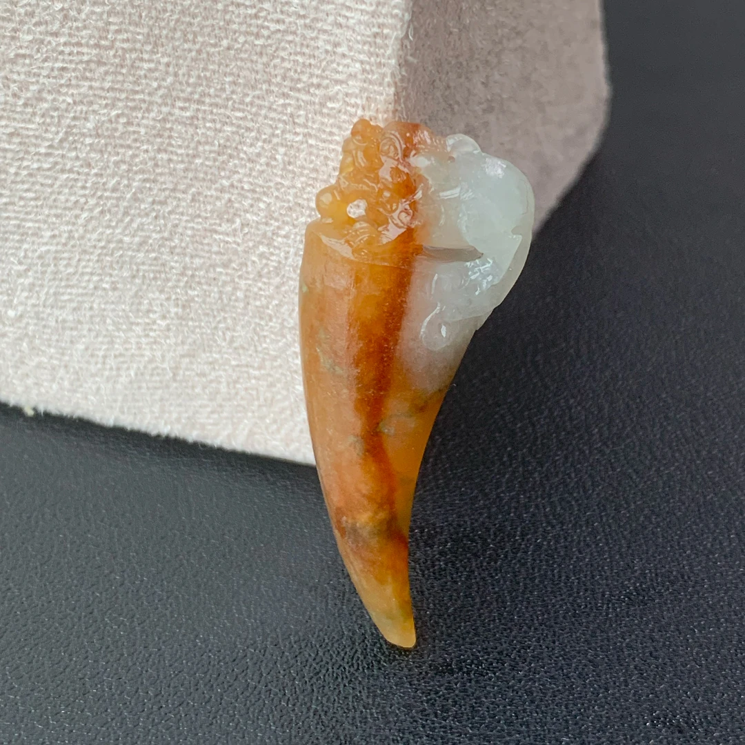 【自然光实拍】清澈 天然翡翠A货红黄翡貔貅牙吊坠 定制毛货未抛光