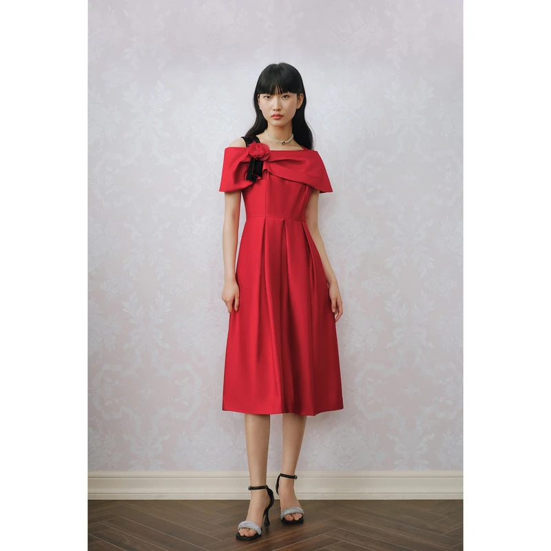 奥丽嘉朵2023夏季气质手工立体钉花斜领露肩红色连衣裙1C63205190