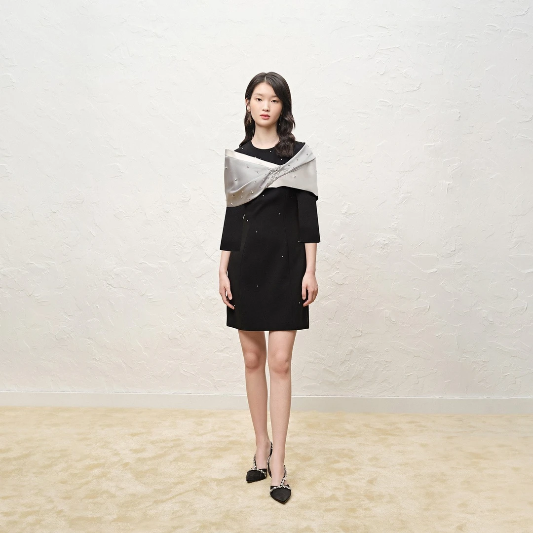 奥丽嘉朵2022春季黑色拼接珠钻点缀蝴蝶一字肩连衣裙1C32105210