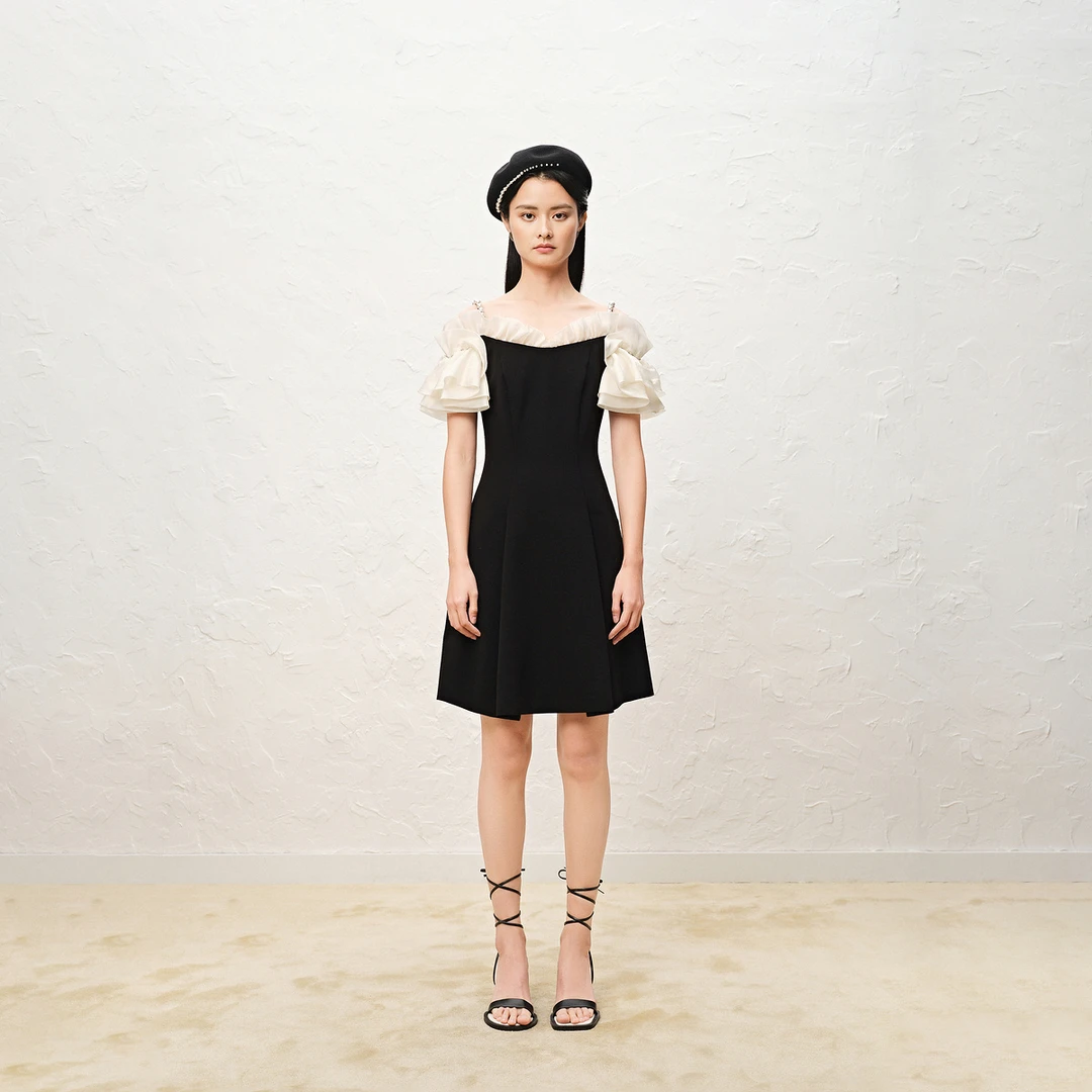 奥丽嘉朵2022夏季女装金标黑白一字肩拼接显瘦连衣裙1C32205620