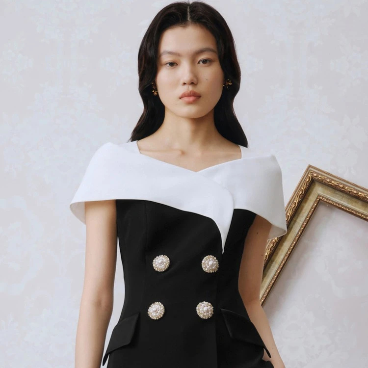 奥丽嘉朵23夏季黑白色点缀手工缝制珍珠花双排扣女上衣1C33270190