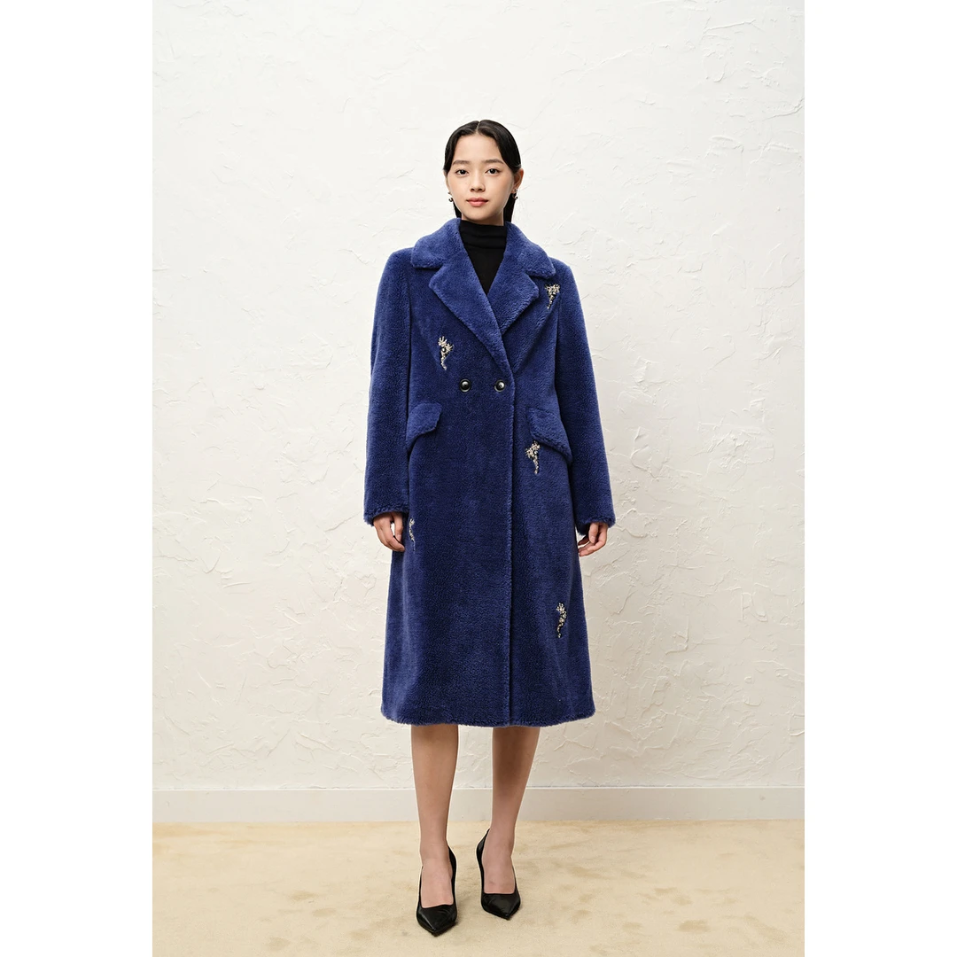 奥丽嘉朵2022冬季蓝色、粉色珠钻贴绣点缀短绒保暖大衣1C62580260