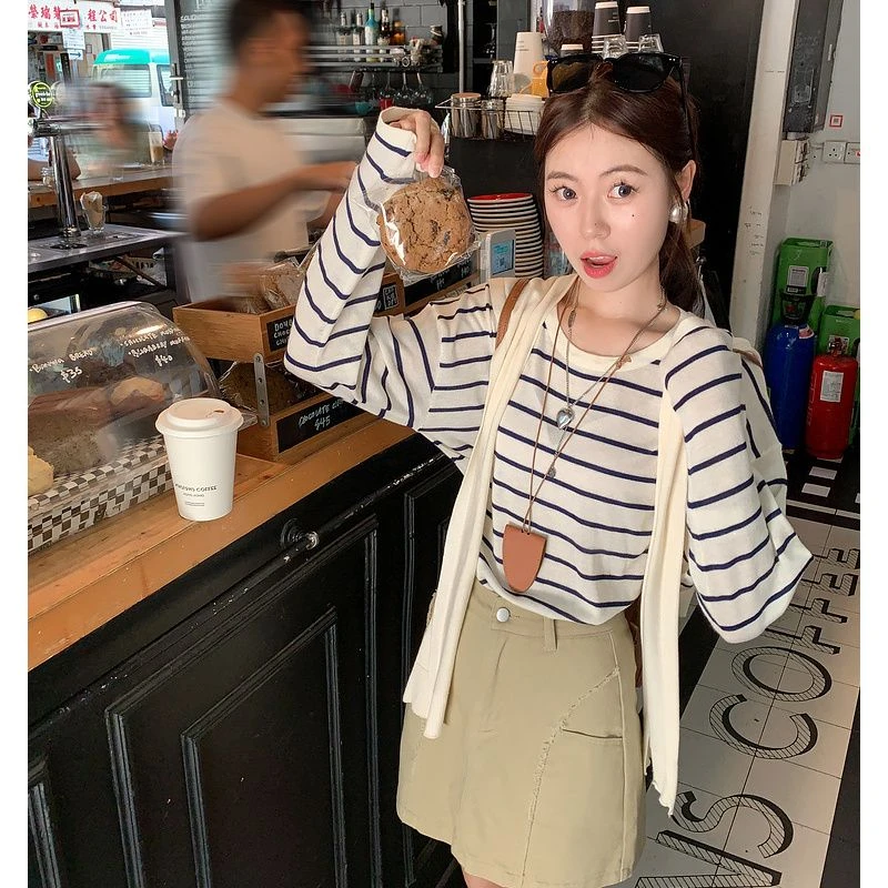 薄款时尚奶白披肩撞色条纹针织衫秋季新品洋气长袖百搭宽松两件套