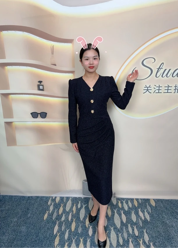 歌家2024冬季专选新款金色玫瑰饰扣藏蓝色连衣裙