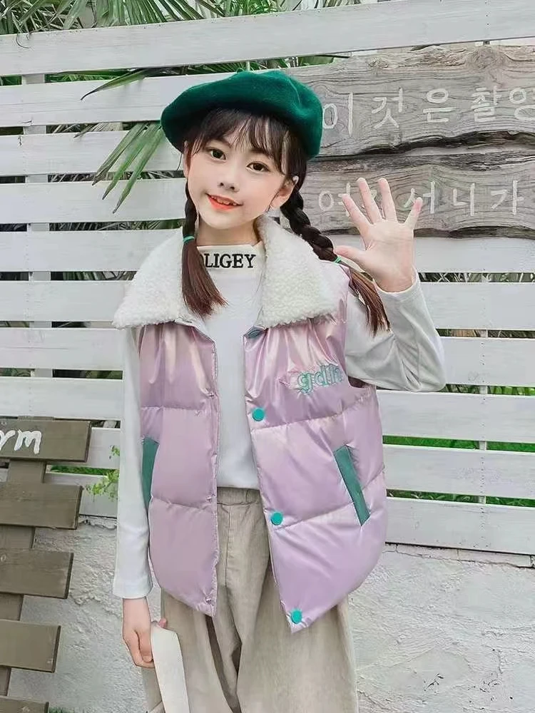 童装白鸭绒羽绒马甲，翻领前后图案字母刺绣，有口袋带扣子