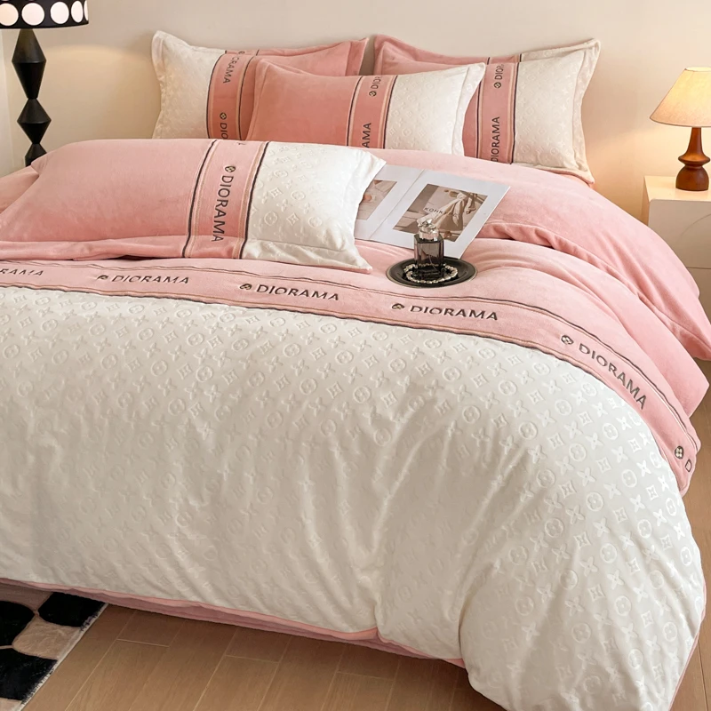 2024新款A类大牌风立体雕花绒V牛奶绒拼接绣花三四套件冬加厚床品