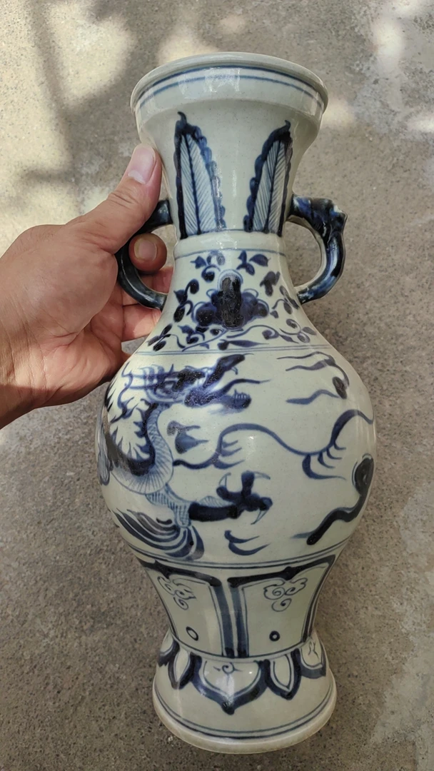 明，画龙双耳瓶子