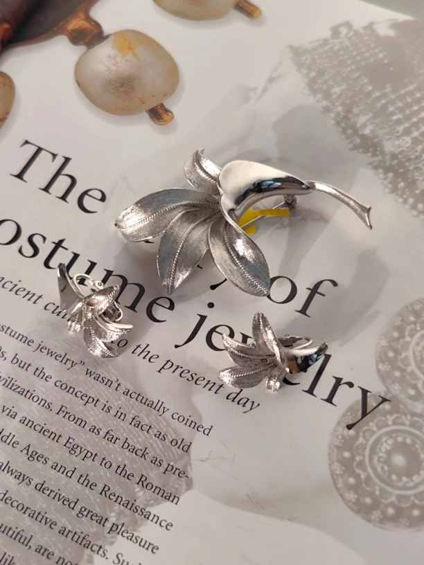 合金胸针 ZZ 合集首饰复古银色百合胸针耳夹组经典 240809 799