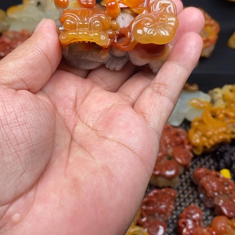 【闪购商品】石英质玉（黄龙玉）颈饰未镶嵌馨***?