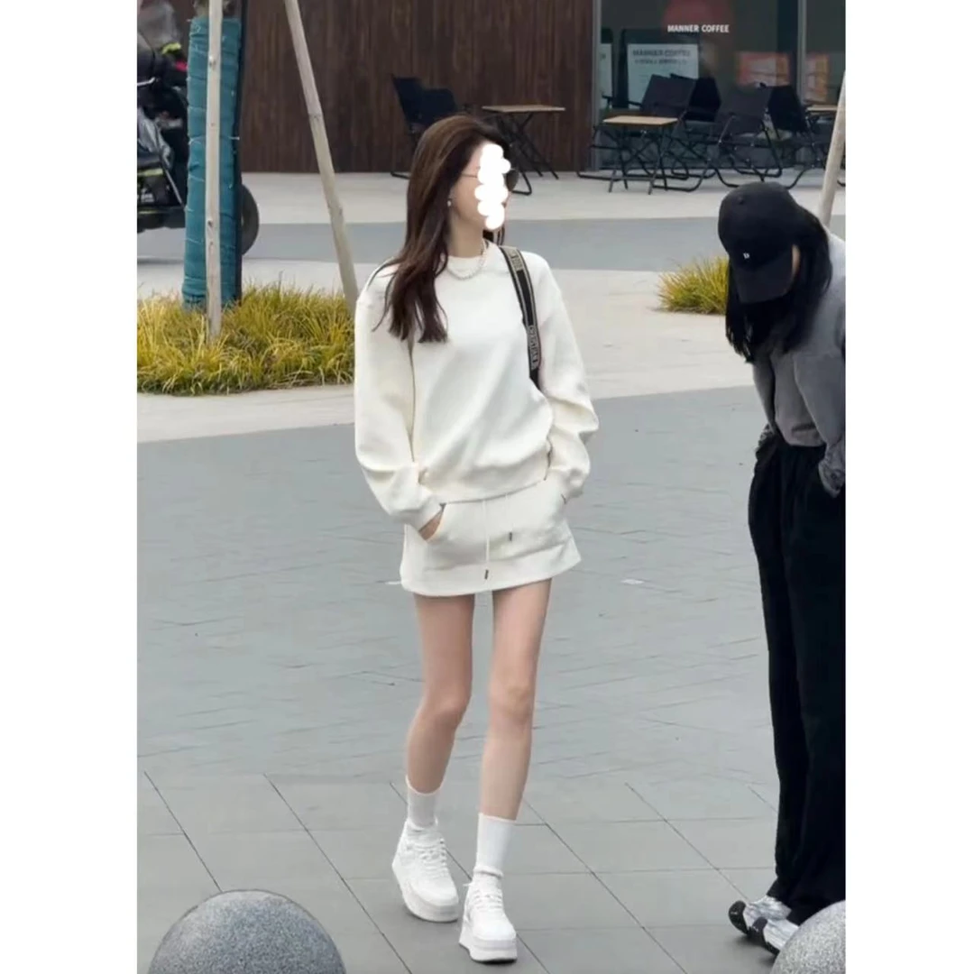 圆领廊形日常卫衣配插兜运动短裙