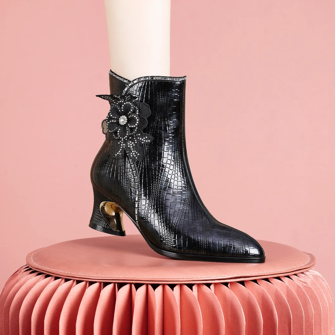 梵芮诗秋冬尖头钻饰花朵时尚黑色气质绒里百搭中粗跟女短靴-J0376