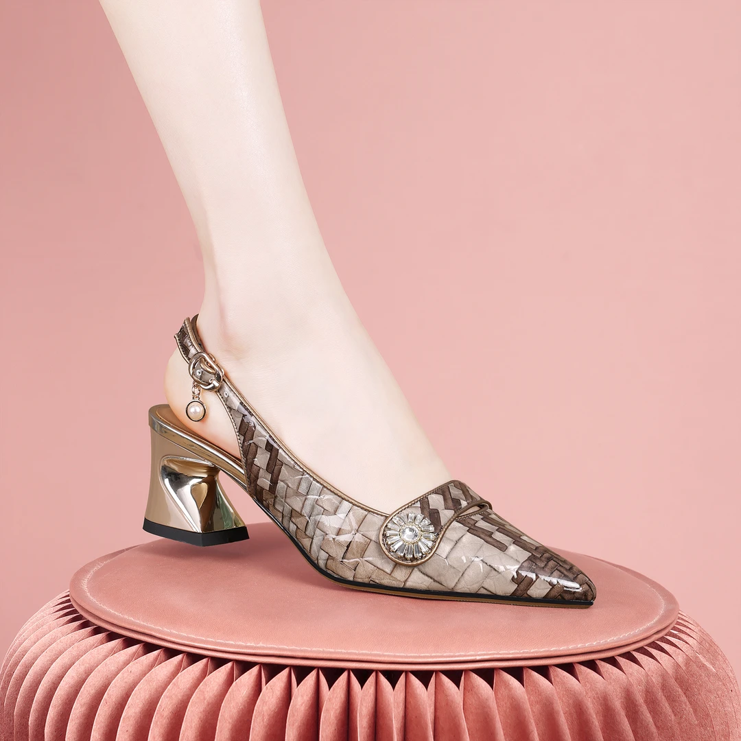 梵芮诗夏季新款钻饰扣件包头尖头时尚百搭气质低跟女凉鞋-J0147