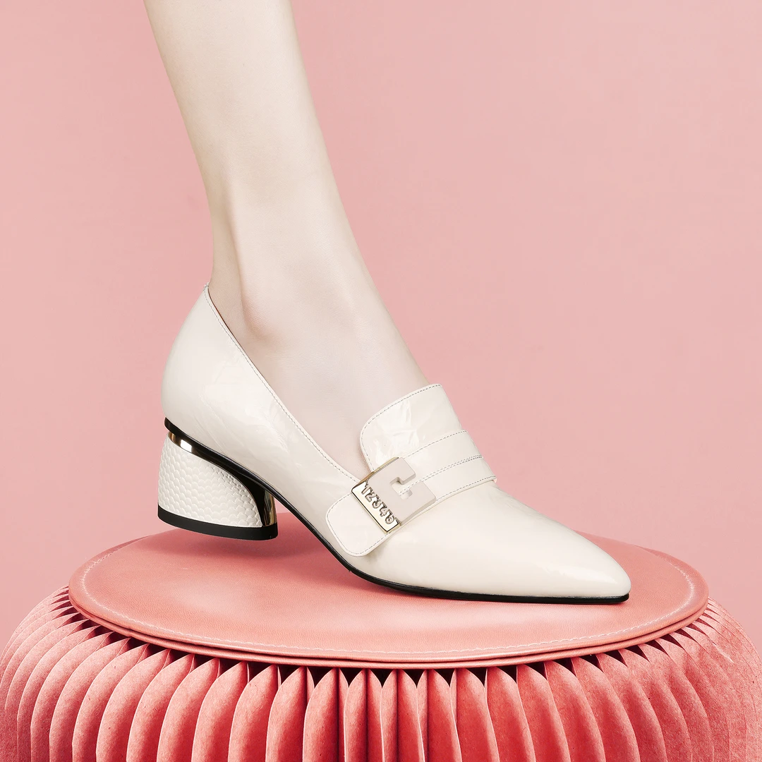 梵芮诗春季尖头金属装饰纯色漆皮漂亮优雅时尚粗跟低跟单鞋-Y091