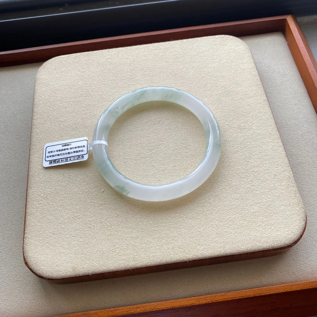 手镯天山冰翠手镯冰透玉浅绿白色少飘绿镯子颜色多样性发拍一发一