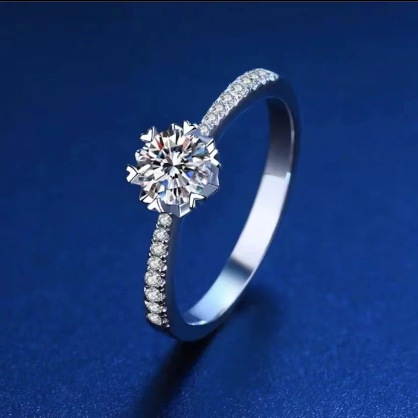 925银莫桑石戒指 【直臂雪花微镶】女戒0.5-1克拉/时尚情侣结婚对戒