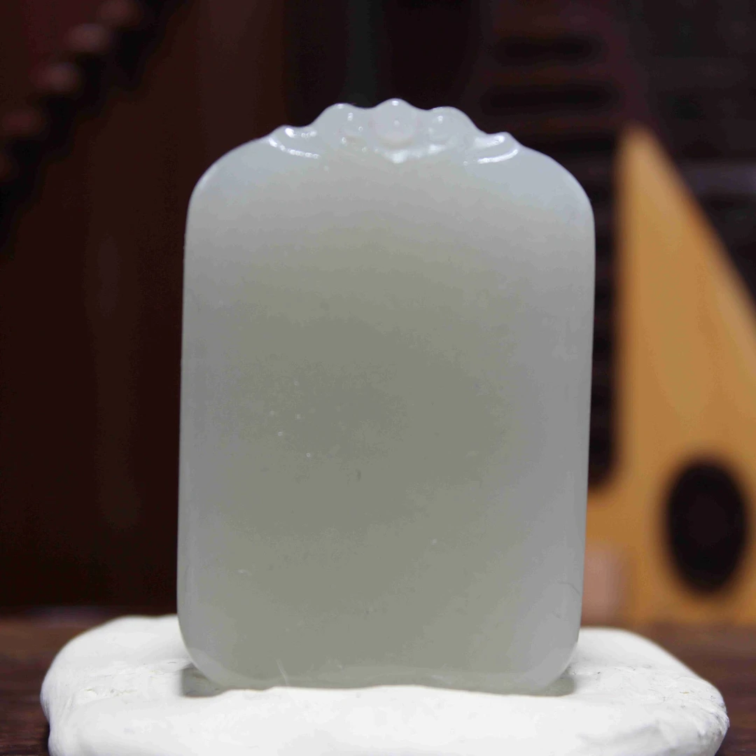 Q和田玉无事牌吊坠