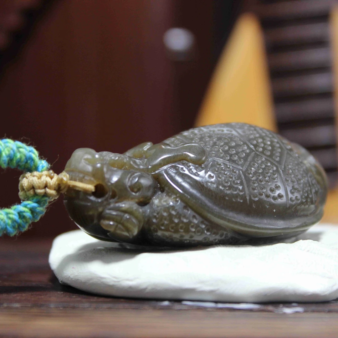 Q和田玉且末糖龙龟吊坠