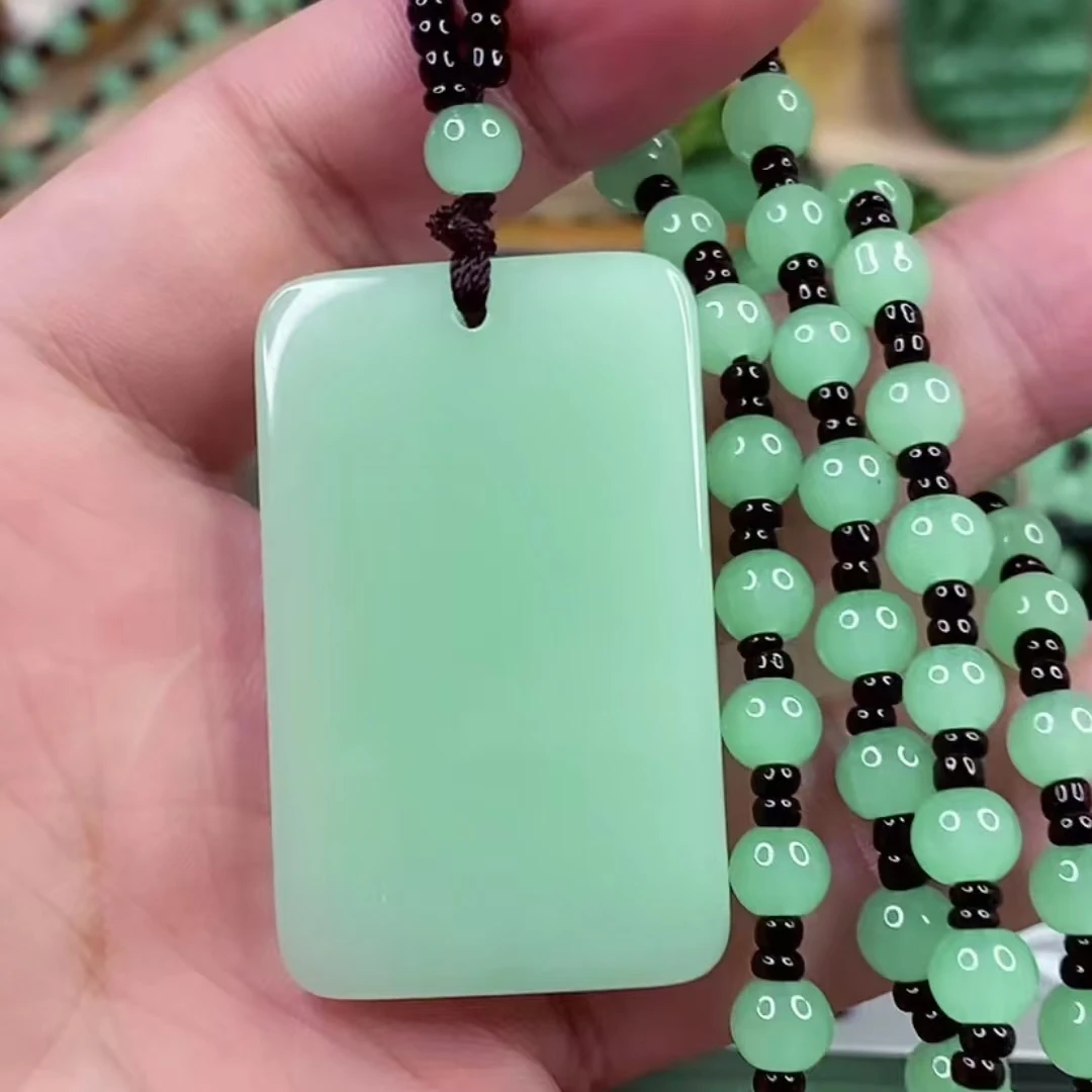 2.浅绿平安无事牌吊坠经典时尚百搭款