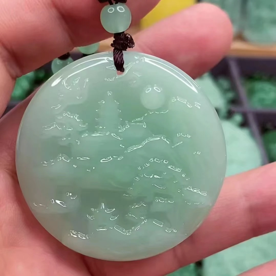 2.浅绿圆牌山水牌吊坠经典时尚百搭款