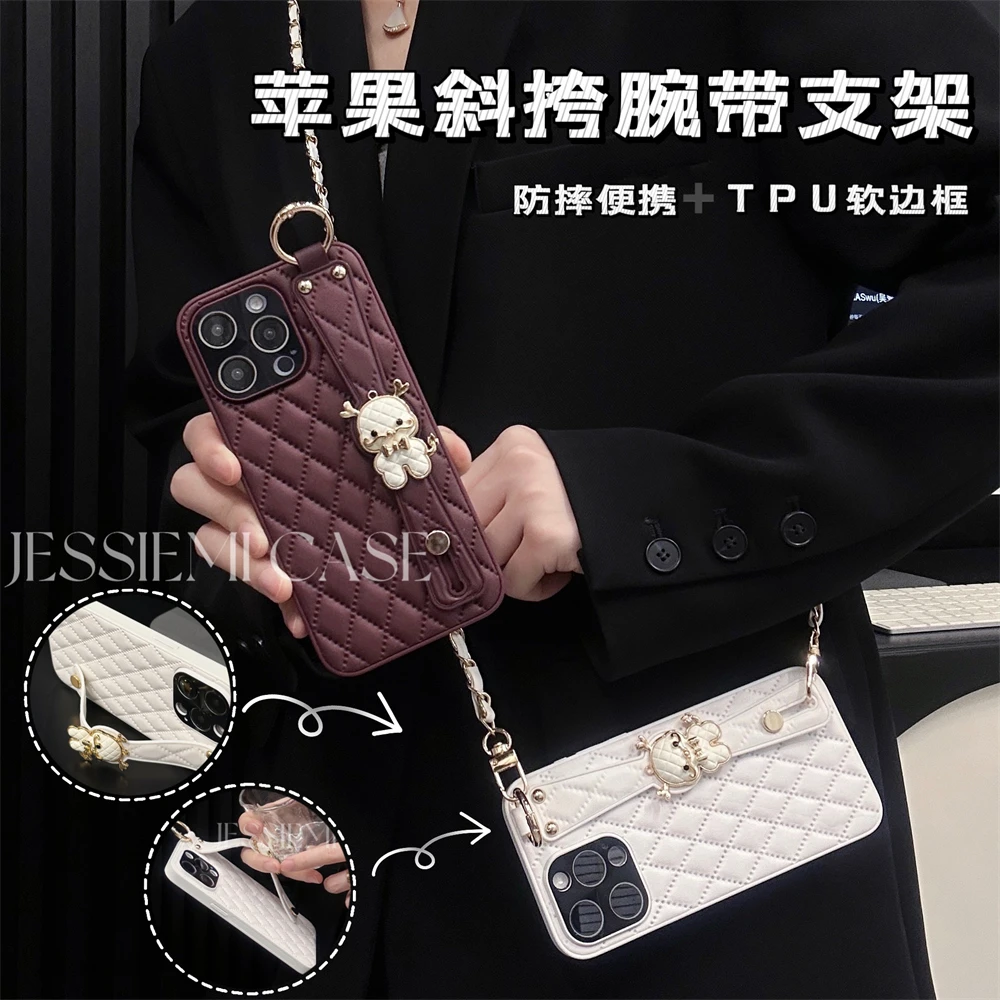 适用苹果15promax手机壳斜挎挂绳女小香风iPhone16腕带14全包防摔