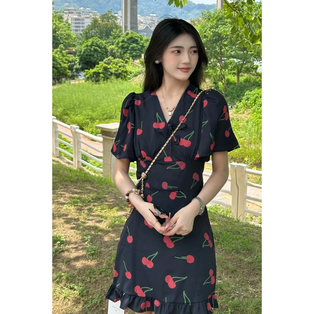 樱桃碎花短款连衣裙
