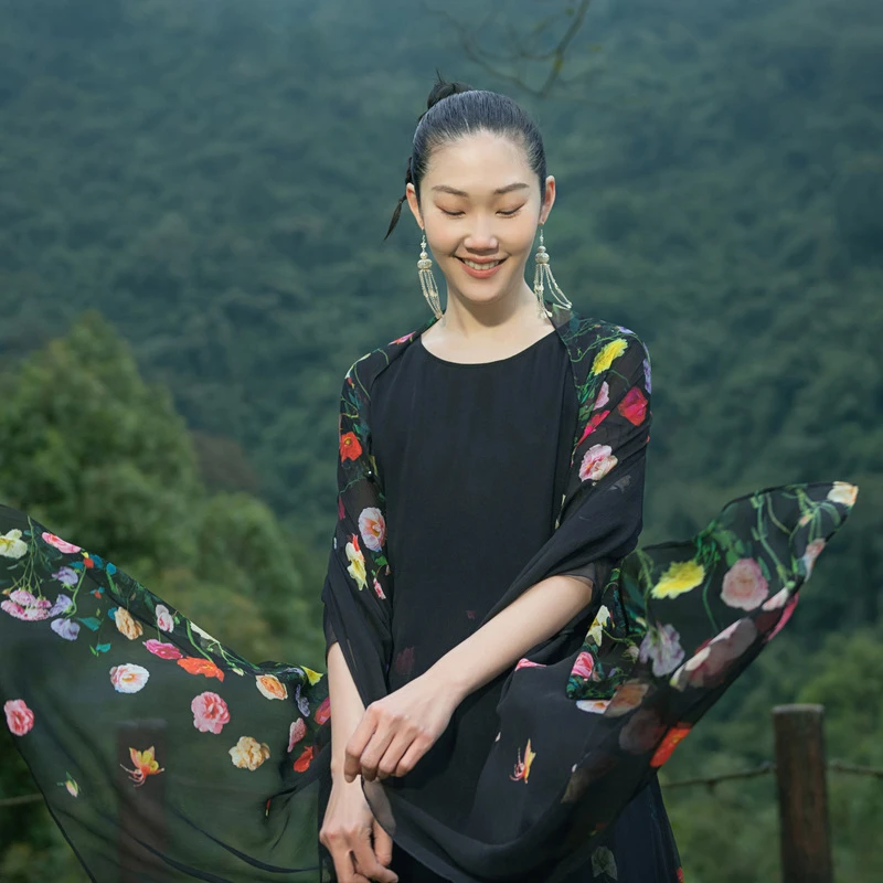 生活在左2023春夏新品复古女士百搭真丝围巾披肩小众外搭X2931178