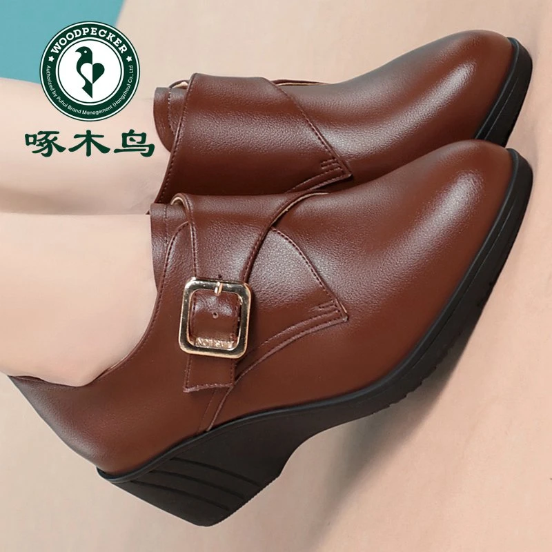 啄木鸟春秋新款妈妈鞋子软底软皮不磨脚厚底坡跟高跟深口皮鞋单鞋