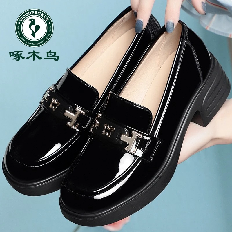 啄木鸟漆皮气质软底新款单鞋英伦乐福鞋女鞋春秋洋气舒适妈妈皮鞋