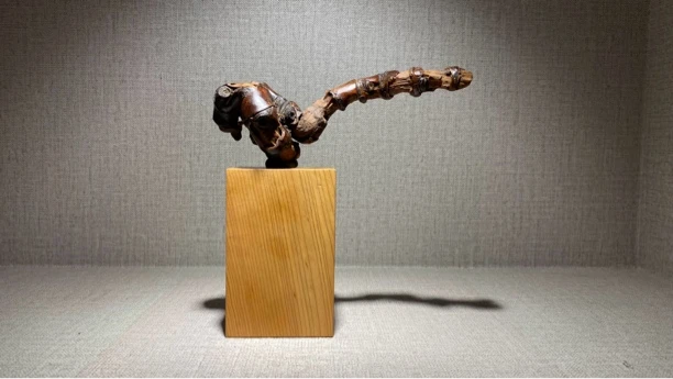 竹根如意，朴而如旧，可静可美，型韵雅之，文房玩赏！