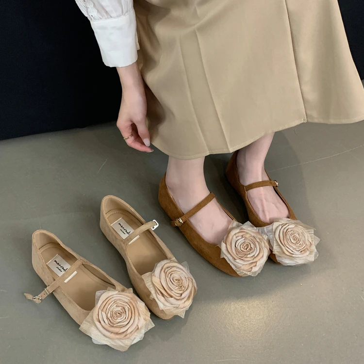 法式一字扣绒面复古浅口单鞋女2024年新款韩版配裙子花朵玛丽珍鞋