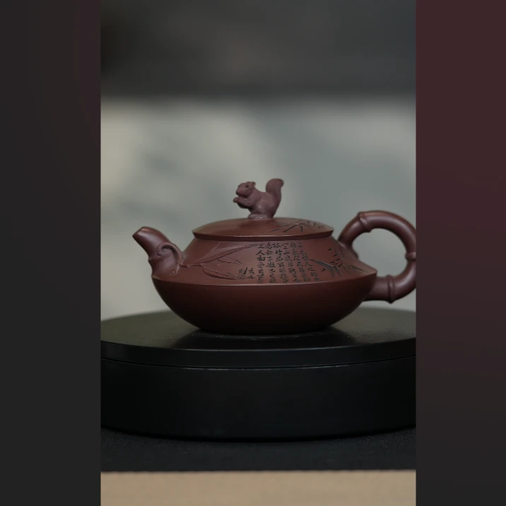 183200 紫茄泥刻绘松鼠竹节壶