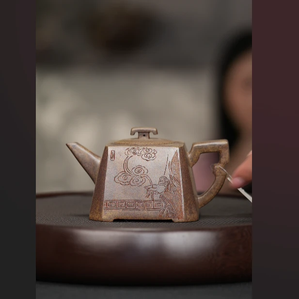 174645 虎皮金砂刻绘四方抽角壶