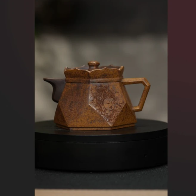 806 龙骨金砂刻绘僧帽壶