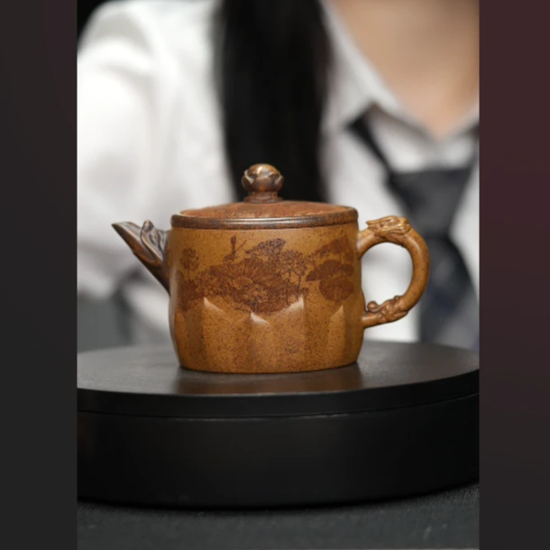 696 龙骨金砂刻绘龙柱壶