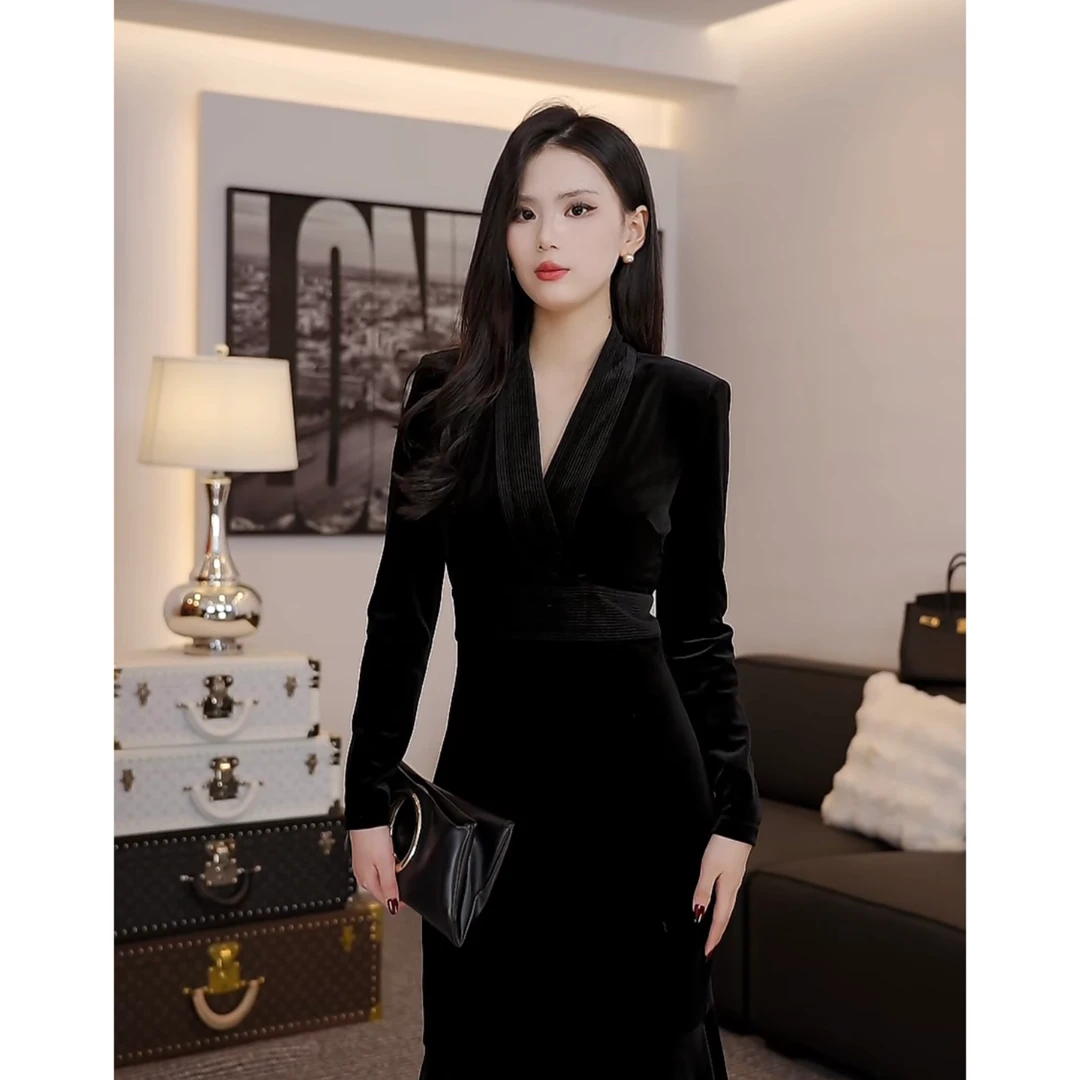 清【西晴】法式赫本风高级感气质v领修身连衣裙包臀鱼尾小黑裙