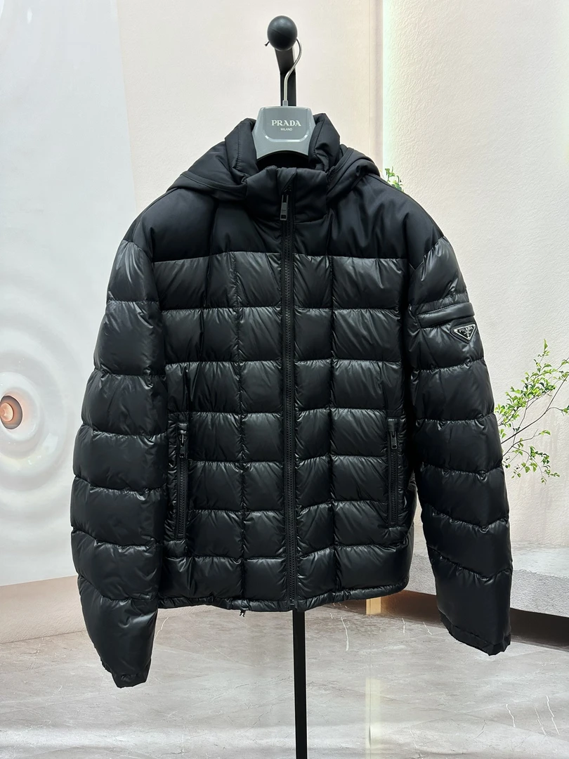 全新未使用 Prada/普拉达 男士休闲羽绒服经典厚外套
