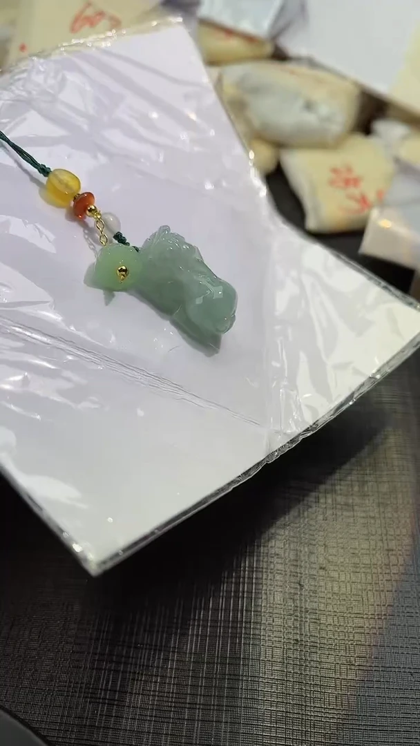 【闪购商品】翡翠颈饰18K金镶嵌880030129颜色多样化随机发仅一件
