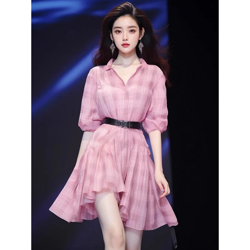 法式赫本风2024夏季新款高级感粉色格子连衣裙女