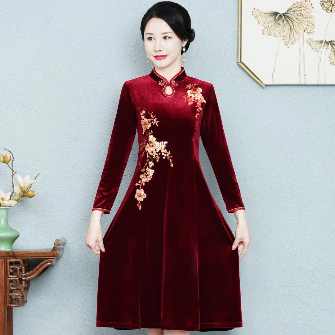 2023年中老年女春秋季金丝绒连衣裙中长款绣花立领妈妈装长袖裙子